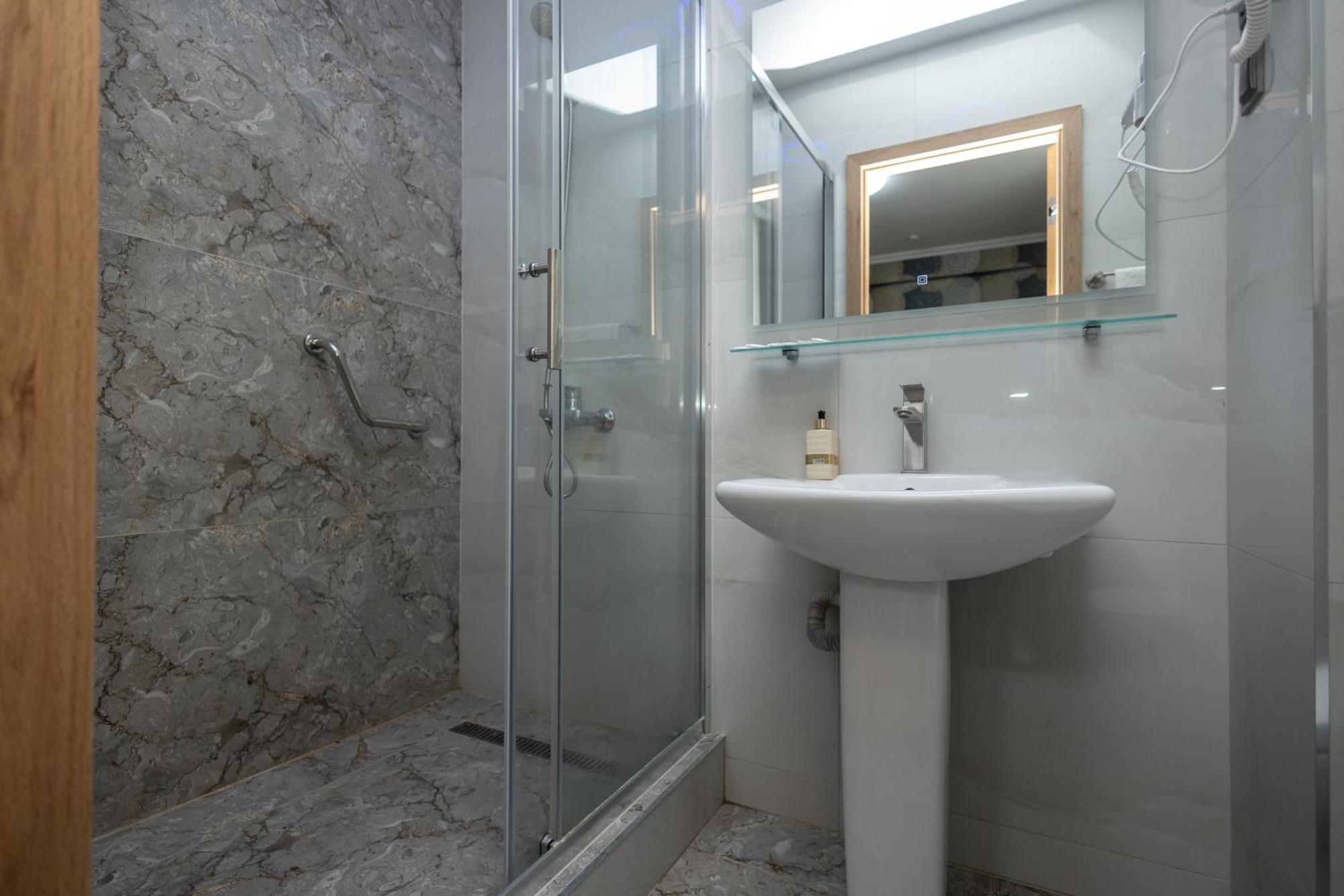 צ'יסינאו Iris Hotel מראה חיצוני תמונה