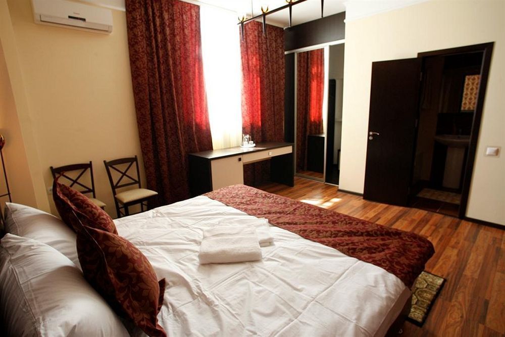 צ'יסינאו Iris Hotel מראה חיצוני תמונה